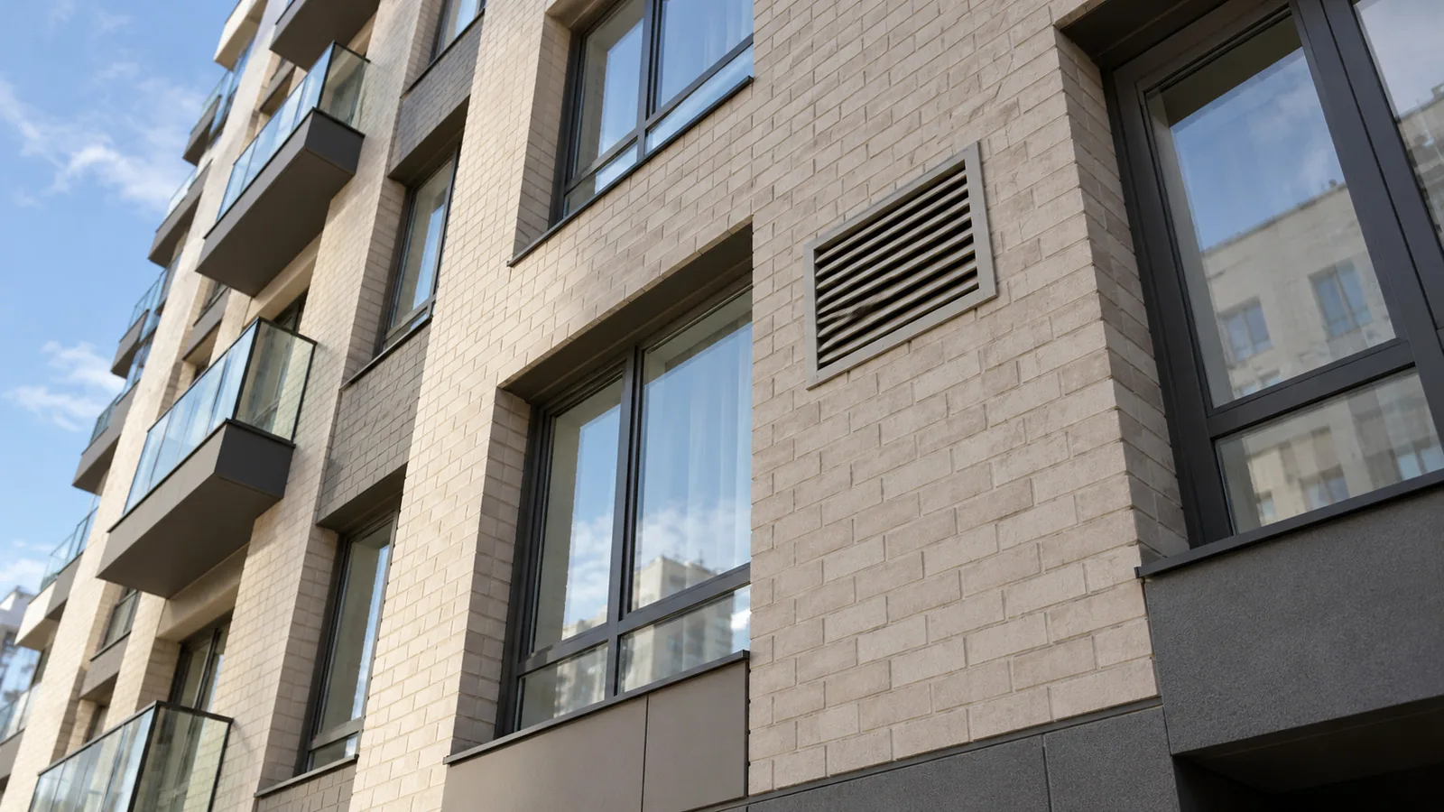 Вентиляционная решётка на фасаде многоквартирного дома